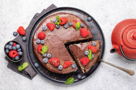 Téléchargez les photos : Chocolate cake dessert with fresh berries. Flat lay - en image libre de droit