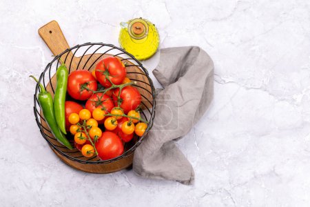 Foto de Hortalizas frescas de jardín en cesta. Tomates y pimienta. Cocina italiana. Piso con espacio de copia - Imagen libre de derechos
