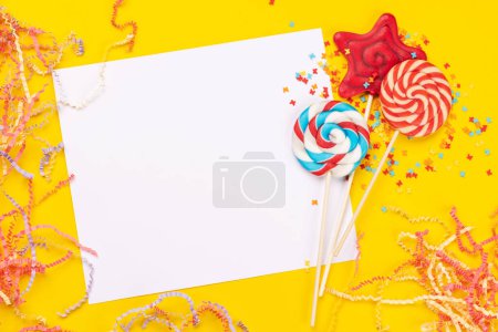 Foto de Dulces dulces y tarjeta de felicitación en blanco para sus saludos. Puesta plana - Imagen libre de derechos