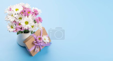 Foto de Caja de regalo, huevos de Pascua y ramo de flores con espacio para sus saludos - Imagen libre de derechos