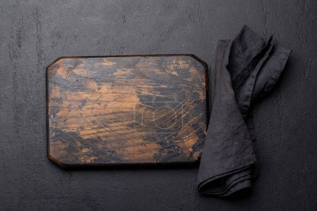 Téléchargez les photos : Wooden cutting board and kitchen towel. Flat lay with copy space - en image libre de droit