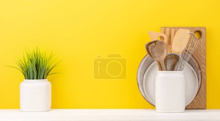 Foto de Utensilios de cocina sobre mesa de madera. Vista frontal con espacio de copia - Imagen libre de derechos
