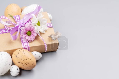 Téléchargez les photos : Gift box, Easter eggs and flowers with space for your greetings - en image libre de droit