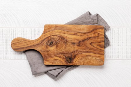 Téléchargez les photos : Planche à découper en bois et torchon. Pose plate avec espace de copie - en image libre de droit