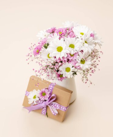 Téléchargez les photos : Gift box, Easter eggs and flowers bouquet - en image libre de droit