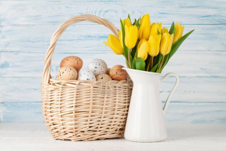 Foto de Tarjeta de felicitación de Pascua con tulipanes y huevos de Pascua - Imagen libre de derechos