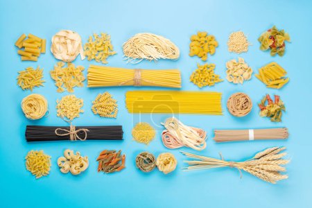 Foto de Varias pastas crudas y espaguetis. Puesta plana - Imagen libre de derechos