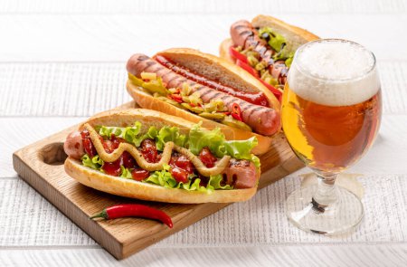 Téléchargez les photos : Various hot dog and beer. Homemade hotdogs on cutting board - en image libre de droit