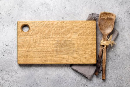 Foto de Wooden cutting board and kitchen towel. Flat lay with copy space - Imagen libre de derechos