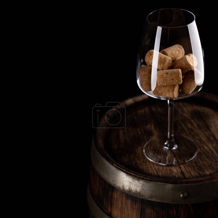 Téléchargez les photos : Verre à vin rouge avec bouchons de vin sur vieux tonneau de vin. Avec espace vide pour votre texte - en image libre de droit