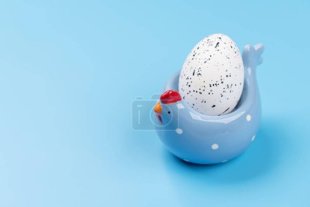 Foto de Decoración de huevos de Pascua sobre fondo azul. Con espacio de copia - Imagen libre de derechos