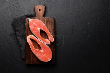 Téléchargez les photos : Steak de saumon frais. Deux steaks de poisson cru et des épices. Pose plate avec espace de copie - en image libre de droit
