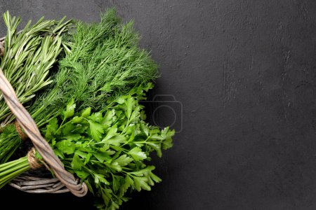 Téléchargez les photos : Various garden herbs basket. Basil, dill, parsley, rosemary. Flat lay with copy space - en image libre de droit