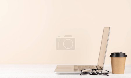 Foto de Portátil, anteojos y taza de café. Ordenador en el escritorio con espacio en blanco para su texto - Imagen libre de derechos