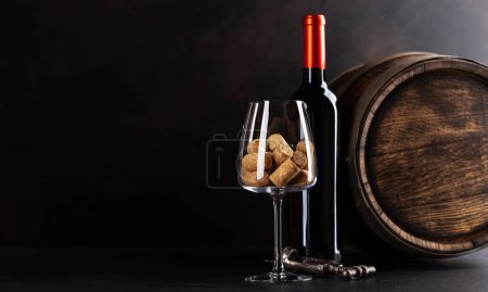 Téléchargez les photos : Bouteille de vin rouge, tonneau et verre à vin avec bouchons. Avec espace vide pour votre texte - en image libre de droit