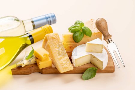 Foto de Various cheese on board and white wine - Imagen libre de derechos