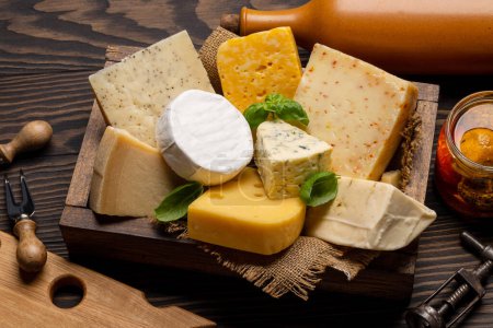 Téléchargez les photos : Various cheese in wooden box. Flat lay - en image libre de droit