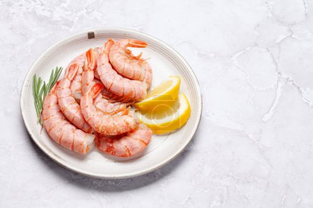 Téléchargez les photos : Crevettes sur assiette au citron. Avec espace de copie - en image libre de droit
