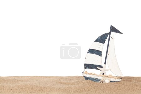 Téléchargez les photos : Décor bateau en bois sur la plage de sable. Isolé sur fond blanc - en image libre de droit