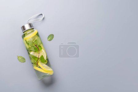 Foto de Estilo de vida saludable, deporte y concepto de dieta. Bebida saludable con limón, pepino y menta. Con espacio para tu texto - Imagen libre de derechos