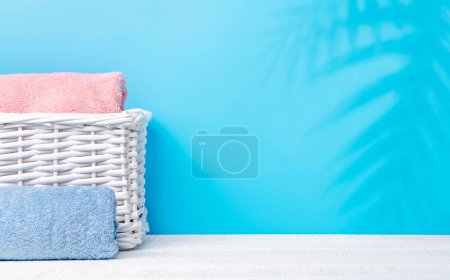 Téléchargez les photos : Serviettes de bain soin du corps sur la table avec de l'espace pour votre produit ou texte. Arrangement spa - en image libre de droit
