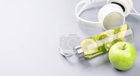 Foto de Estilo de vida saludable, deporte y concepto de dieta. Sombrillas, auriculares y bebida saludable. Con espacio para tu texto - Imagen libre de derechos