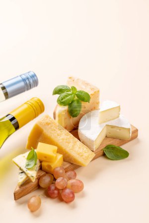Téléchargez les photos : Various cheese on board and white wine - en image libre de droit
