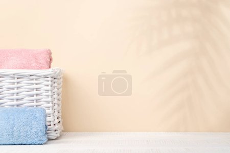 Téléchargez les photos : Serviettes de bain soin du corps sur la table avec de l'espace pour votre produit ou texte. Arrangement spa - en image libre de droit