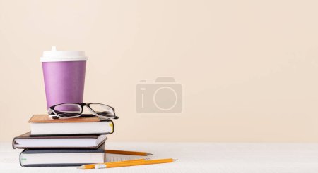 Téléchargez les photos : Tasse à café sur pile de blocs-notes. Avec espace vide pour votre texte - en image libre de droit