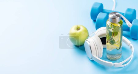 Foto de Estilo de vida saludable, deporte y concepto de dieta. Sombrillas, auriculares y comida saludable. Con espacio para tu texto - Imagen libre de derechos
