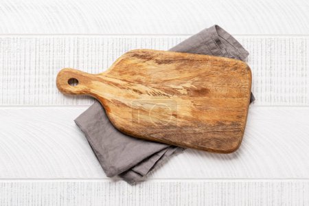 Foto de Tabla de cortar de madera y toalla de cocina. Piso con espacio de copia - Imagen libre de derechos