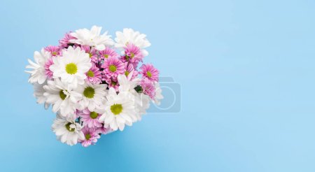Foto de Coloridas flores de margarita ramo. Piso sobre fondo azul con espacio de copia - Imagen libre de derechos