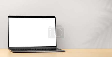 Foto de Portátil con pantalla en blanco sobre mesa de madera. Con espacio para tu texto o app - Imagen libre de derechos