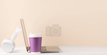 Foto de Portátil, auriculares y taza de café. Ordenador en el escritorio con espacio en blanco para su texto - Imagen libre de derechos
