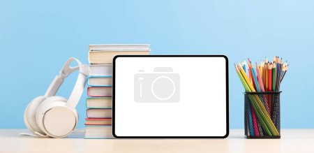 Téléchargez les photos : Tablette avec crayons colorés et pile de livres. Avec écran vierge pour votre texte ou application - en image libre de droit