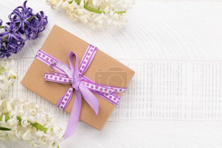 Téléchargez les photos : Belle boîte cadeau avec des fleurs de jacinthe et de l'espace vide pour vos salutations. Pose plate - en image libre de droit