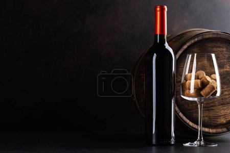 Foto de Botella de vino tinto, barril y copa de vino con corchos. Con espacio en blanco para su texto - Imagen libre de derechos