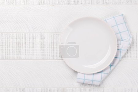 Foto de Vista de arriba hacia abajo de una maqueta de plato vacío, perfecto para mostrar una comida. Colocación plana sobre mesa de madera - Imagen libre de derechos