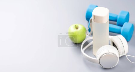 Foto de Estilo de vida saludable, deporte y concepto de dieta. Sombrillas, auriculares y botella de agua. Con espacio para tu texto - Imagen libre de derechos