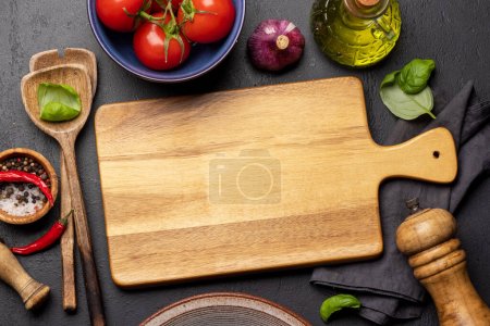 Foto de Vista de arriba hacia abajo de una mesa de cocina con ingredientes, utensilios y tabla de cortar con espacio para copiar, perfecta para crear una maqueta para recetas, menús de su comida - Imagen libre de derechos