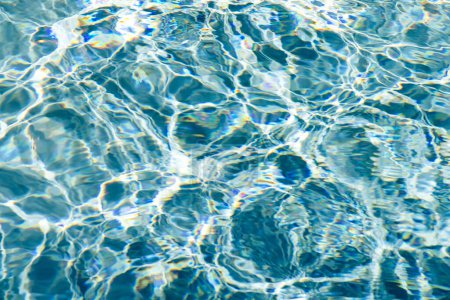 Foto de Junto a la piscina y agua azul de la piscina. Vista superior plano con espacio de copia - Imagen libre de derechos