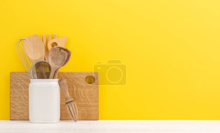 Téléchargez les photos : Ustensiles de cuisine sur table en bois. Vue de face avec espace de copie - en image libre de droit