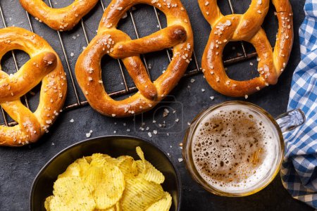 Foto de Freshly baked homemade pretzels and draft beer. Flat lay - Imagen libre de derechos