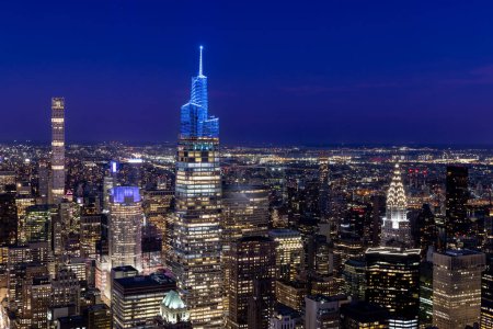 Téléchargez les photos : New York City skyline. Manhattan gratte-ciel panorama nocturne - en image libre de droit