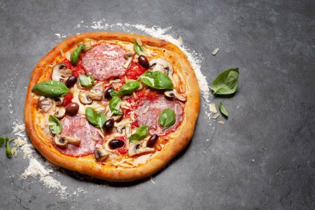 Foto de Cocina italiana. Pizza de pepperoni. En la mesa de piedra con espacio de copia - Imagen libre de derechos
