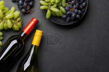 Foto de Una vista superior de una botella de vino, uvas, sacacorchos y tapones de vino en una mesa, con un montón de espacio abierto para el texto. Puesta plana - Imagen libre de derechos