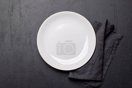 Téléchargez les photos : Vue du haut vers le bas d'une maquette vide d'assiette et d'argenterie, parfaite pour mettre en valeur un repas - en image libre de droit
