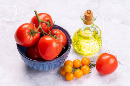 Téléchargez les photos : Légumes frais de jardin. Tomates et huile d'olive. Cuisine italienne - en image libre de droit