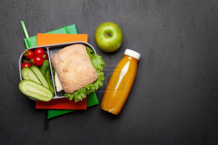 Foto de Almuerzo con sándwich, verduras y jugo. Comida escolar o de oficina. Piso con espacio de copia - Imagen libre de derechos