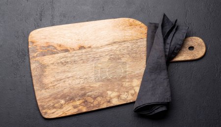 Téléchargez les photos : Planche à découper en bois et torchon. Pose plate avec espace de copie - en image libre de droit